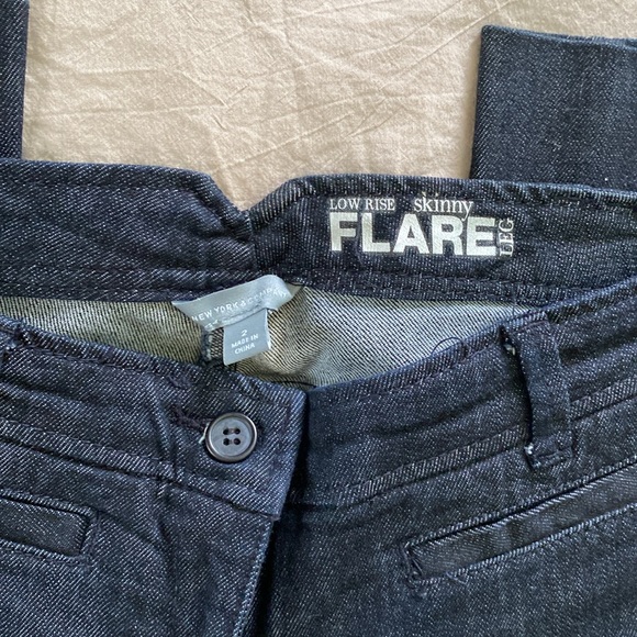 New York & Company Low Rise Skinny Flare Leg Jean Size 2 - Picture 5 of 9